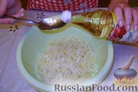 Фото приготовления рецепта: Салат из свежей капусты с растительным маслом и уксусом - шаг №8