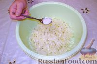 Фото приготовления рецепта: Салат из свежей капусты с растительным маслом и уксусом - шаг №9