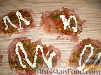 Фото приготовления рецепта: Картофель спиралью, запечённый с колбасой, на шпажках - шаг №5