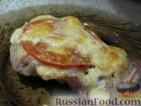 Фото к рецепту: Свинина, запеченная под сыром с помидорами
