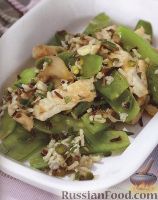 Фото к рецепту: Теплый салат из индюшатины, риса, горошка и грибов