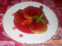 Фото к рецепту: Сырники с вишневым соусом