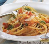Фото к рецепту: Спагетти с томатным соусом и базиликом
