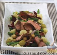 Фото к рецепту: Салат с овощами, макаронами и говядиной