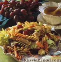 Фото к рецепту: Макароны с овощами, курятиной и виноградом