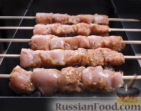 Фото приготовления рецепта: Шашлык из курицы в чесночно-луковом маринаде - шаг №6