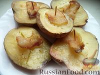 Фото к рецепту: Картофель, запеченный в духовке с салом