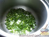 Фото приготовления рецепта: Тюлька (килька) тушеная с зеленым луком - шаг №4