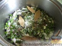 Фото приготовления рецепта: Тюлька (килька) тушеная с зеленым луком - шаг №5