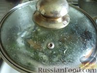 Фото приготовления рецепта: Тюлька (килька) тушеная с зеленым луком - шаг №6