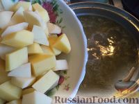 Фото приготовления рецепта: Суп картофельный с мясными фрикадельками - шаг №5