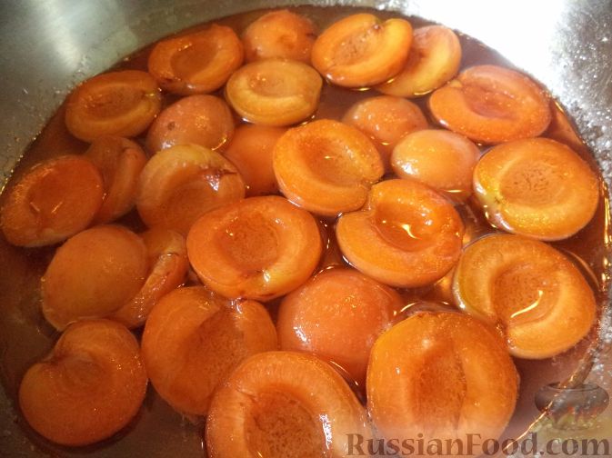 Приготовление пирога с абрикосовым вареньем.