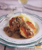 Фото к рецепту: Куриные котлеты с грибным соусом и картофельным пюре