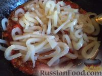 Фото приготовления рецепта: Паста с кальмарами и помидорами - шаг №9