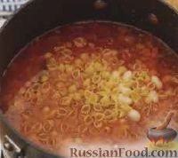 Фото приготовления рецепта: Томатный суп с фаршем, фасолью и пастой - шаг №3