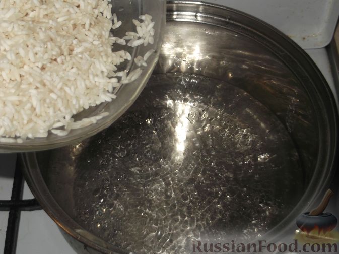 Рисовая каша рассыпчатая на воде. Каша рисовая кипит. Засыпать рис в кипящую воду. Как варить бурый рис в кастрюле на воде.