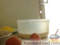 Фото приготовления рецепта: Сырные блины с зеленью - шаг №2