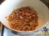Фото приготовления рецепта: Жаркое из рыбы с картошкой и томатами (в горшочке) - шаг №9