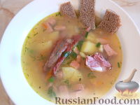 Фото приготовления рецепта: Салат с жареными кальмарами, огурцами, болгарским перцем и яичными блинчиками - шаг №5