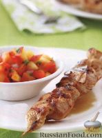 Фото к рецепту: Куриные шашлыки с персиковой сальсой (салатом)