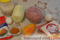 Фото приготовления рецепта: Салат с помидорами, луком, оливками и сухариками - шаг №1