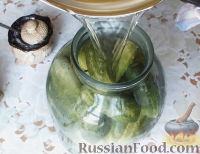 Фото приготовления рецепта: Консервированные огурчики на зиму - шаг №13