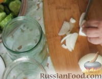 Фото приготовления рецепта: Салат из огурцов и помидоров на зиму - шаг №3