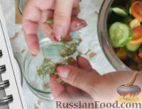 Фото приготовления рецепта: Салат из огурцов и помидоров на зиму - шаг №4