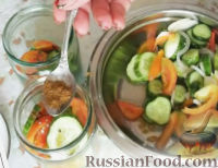 Фото приготовления рецепта: Салат из огурцов и помидоров на зиму - шаг №6