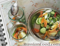 Фото приготовления рецепта: Салат из огурцов и помидоров на зиму - шаг №8