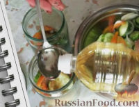 Фото приготовления рецепта: Салат из огурцов и помидоров на зиму - шаг №9