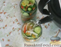 Фото приготовления рецепта: Салат из огурцов и помидоров на зиму - шаг №11