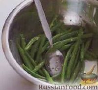 Фото приготовления рецепта: Овощной салат с тунцом и пастой - шаг №3
