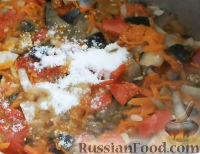 Фото приготовления рецепта: Баклажаны маринованные с помидорами и перцем - шаг №12