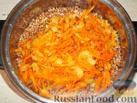 Фото приготовления рецепта: Гречка (или рис) с морковно-луковой поджаркой - шаг №10