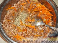 Фото приготовления рецепта: Гречка (или рис) с морковно-луковой поджаркой - шаг №11