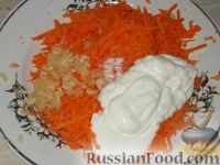 Фото приготовления рецепта: Салат из моркови и чеснока со сметаной - шаг №4