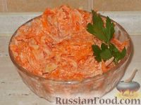 Фото приготовления рецепта: Салат из моркови и чеснока со сметаной - шаг №5
