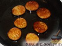 Фото приготовления рецепта: Жареные баклажаны с чесноком - шаг №4