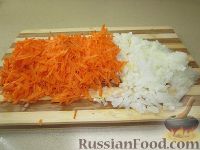Фото приготовления рецепта: Свинина, запеченная в фольге, с куриным филе и морковью - шаг №6