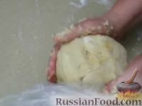 Фото приготовления рецепта: Тыквенный кекс с начинкой из сливочного сыра - шаг №13