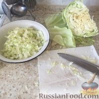 Фото приготовления рецепта: Салат с крабовым мясом, пекинской капустой и сыром - шаг №2