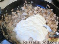 Фото приготовления рецепта: Подлива из грибов и мяса (к любому гарниру) - шаг №5