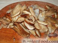 Фото приготовления рецепта: Грибы в сметанном соусе - шаг №3