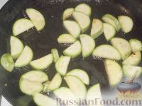 Фото приготовления рецепта: Картофель, тушеный с баклажанами и кабачками - шаг №6