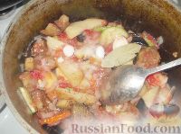 Фото приготовления рецепта: Картофель, тушеный с баклажанами и кабачками - шаг №15