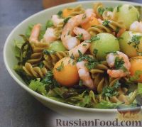 Фото к рецепту: Салат из макарон с креветками и дыней