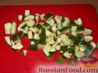 Фото приготовления рецепта: Салат из белокочанной капусты, огурцов и помидоров - шаг №3