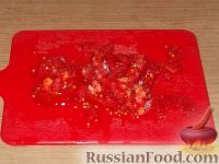 Фото приготовления рецепта: Салат из белокочанной капусты, огурцов и помидоров - шаг №4