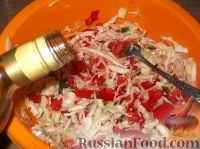 Фото приготовления рецепта: Салат из белокочанной капусты, огурцов и помидоров - шаг №7
